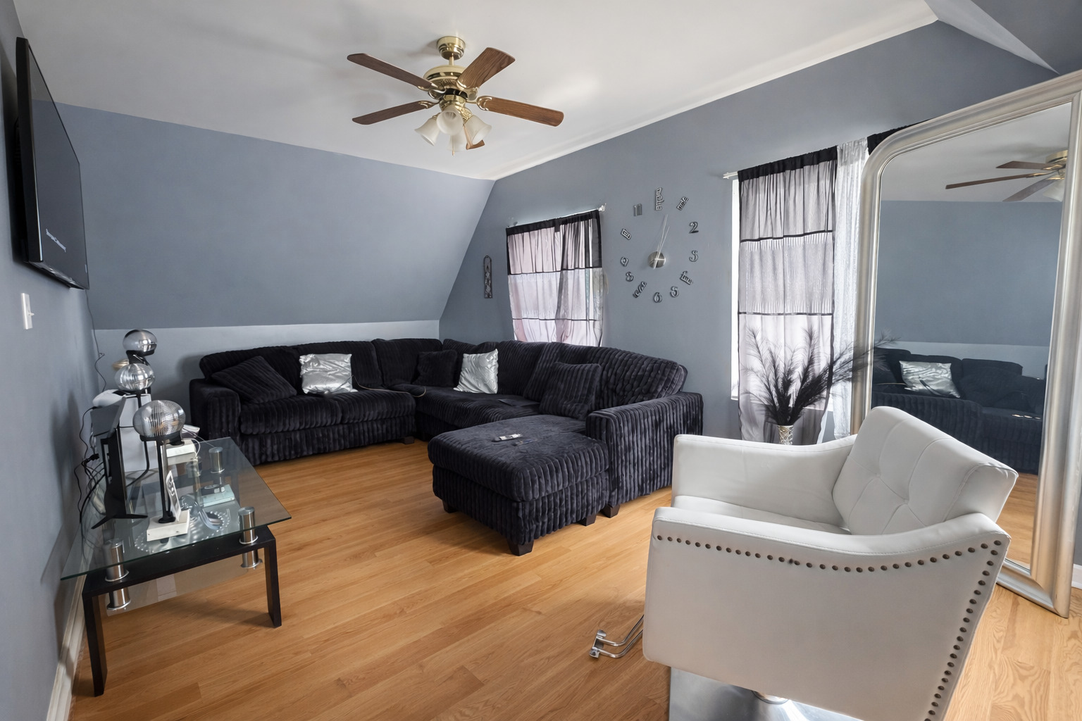 5444 W WALTON Avenue