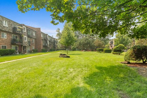 Tiny photo for 9390 Bay Colony Drive #3N, Des Plaines, IL 60016 (MLS # 12438853)