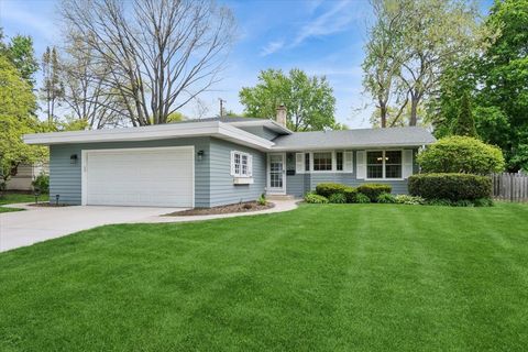 Photo of 1232 Laurel Lane, Naperville, IL 60540 (MLS # 12634060)