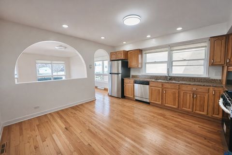 Tiny photo for 6923 N Avers Avenue, Lincolnwood, IL 60712 (MLS # 12579606)