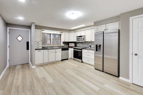 Tiny photo for 22 N PISTAKEE LAKE Road #3E, Fox Lake, IL 60020 (MLS # 12584611)