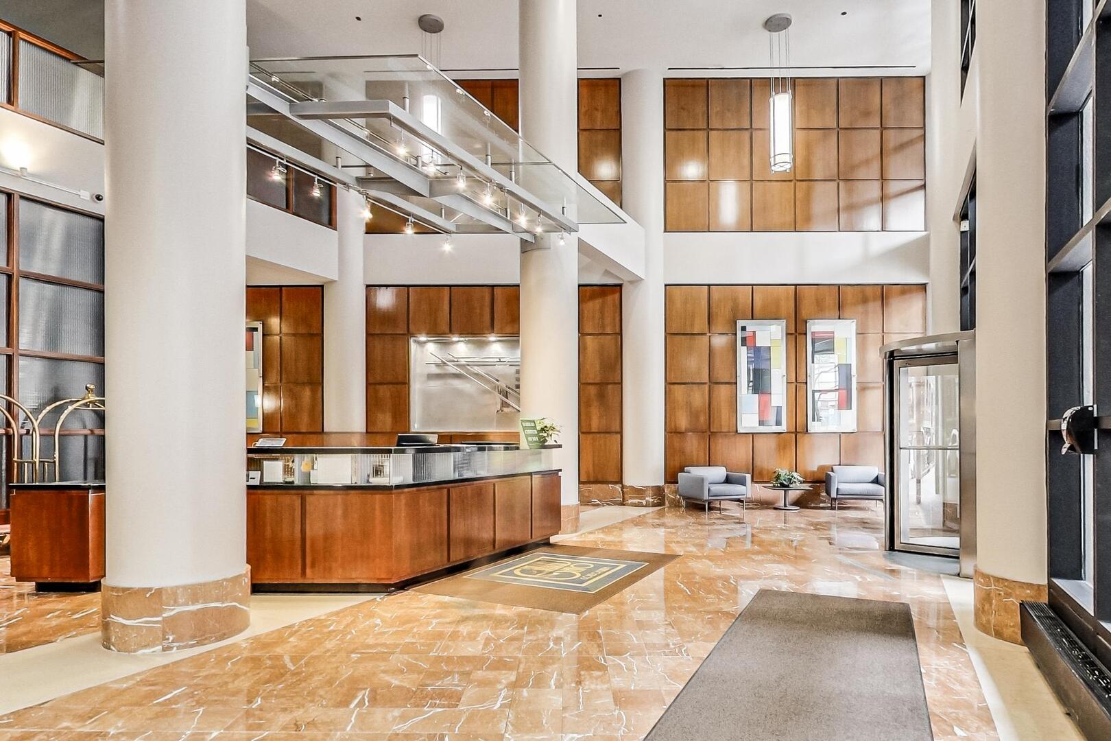 211 E OHIO Street 2902
