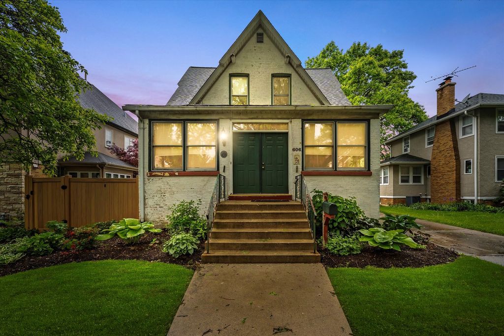 Photo for 606 N Brainard Avenue, La Grange Park, IL 60526 (MLS # 12452212)