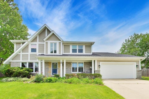 Photo of 8 Hampton Court, Mundelein, IL 60060 (MLS # 12656158)