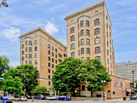 Photo of 559 W Surf Street #500, Chicago, IL 60657 (MLS # 12732337)