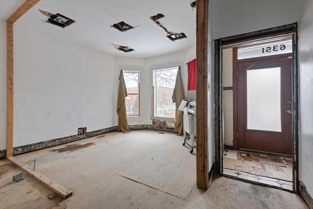 6351 S DREXEL Avenue