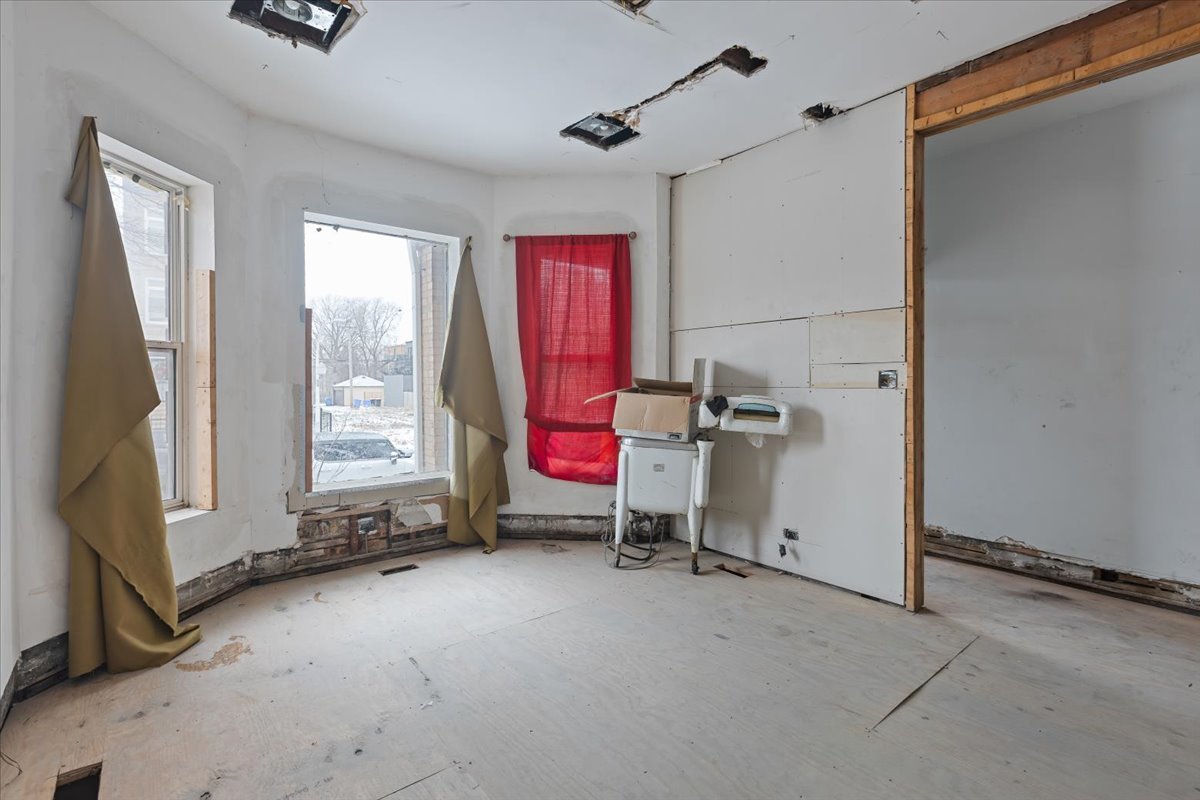 6351 S DREXEL Avenue