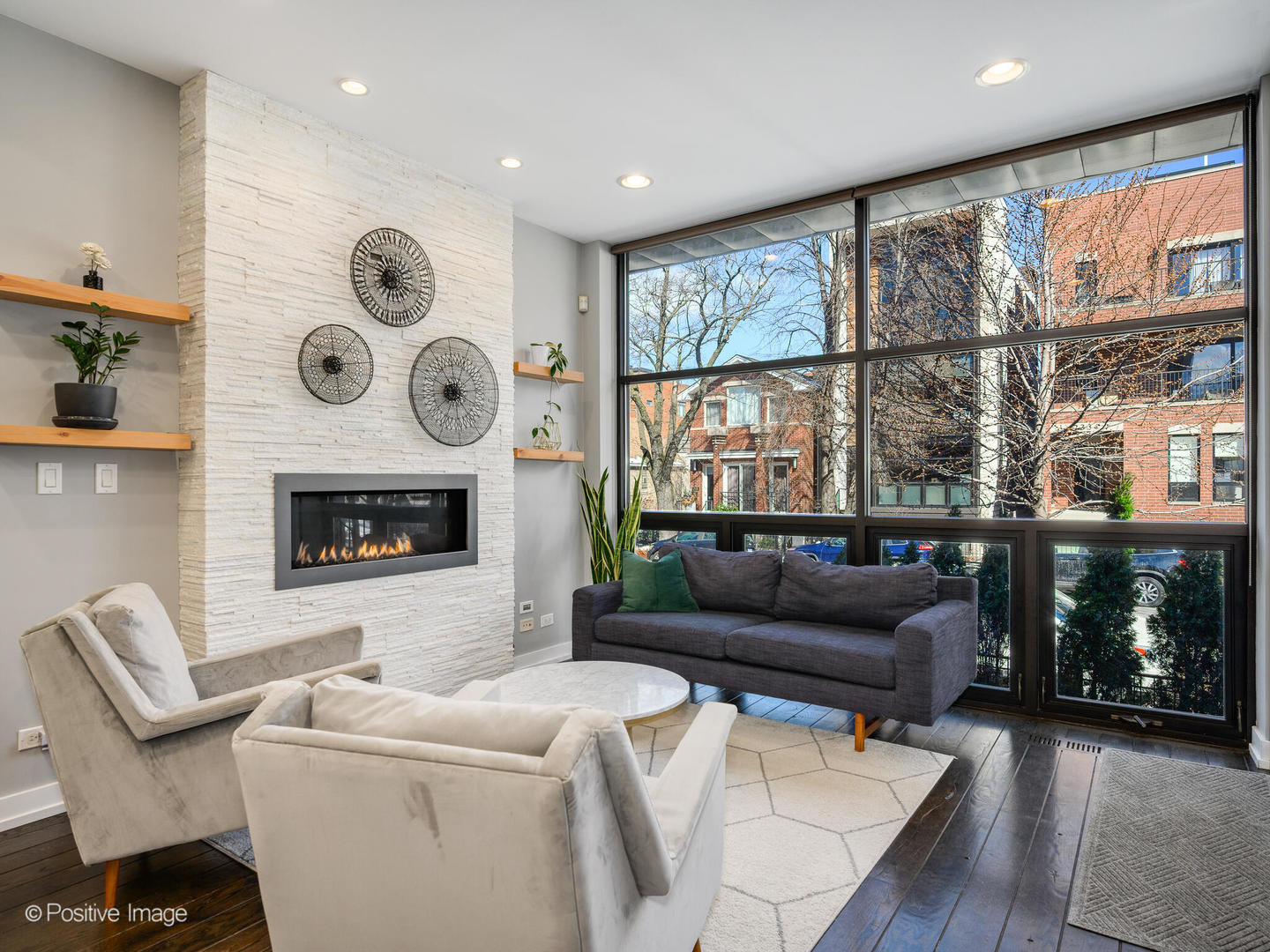 2335 W Lyndale Street 1