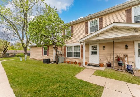 Photo of 32 Wildwood lane G, Bolingbrook, IL 60440 (MLS # 12633967)