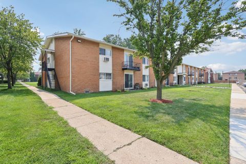 Tiny photo for 8916 Kenneth Drive #1E, Des Plaines, IL 60016 (MLS # 12502043)