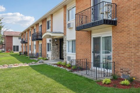 Tiny photo for 8916 Kenneth Drive #1E, Des Plaines, IL 60016 (MLS # 12502043)