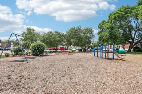 Tiny photo for 8916 Kenneth Drive #1E, Des Plaines, IL 60016 (MLS # 12502043)