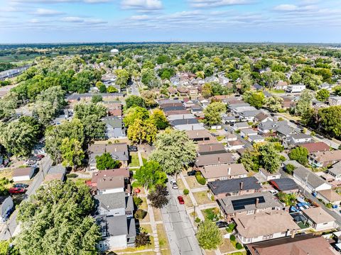 Tiny photo for 12552 Highland Avenue, Blue Island, IL 60406 (MLS # 12490583)