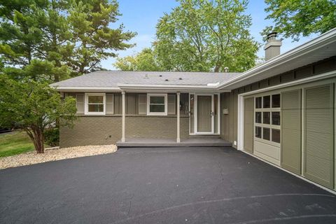 Photo of 319 Hillside Lane, Bloomington, IL 61701 (MLS # 12505465)