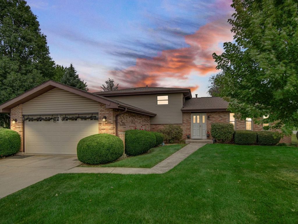Photo for 2 Honey Lane, New Lenox, IL 60451 (MLS # 12499696)
