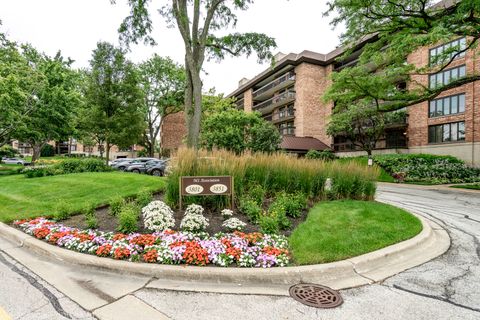 Tiny photo for 3801 Mission Hills Road #204, Northbrook, IL 60062 (MLS # 12492992)