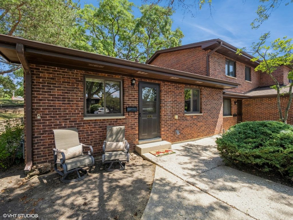 Photo for 1101 Geneva Lane #B, Lake Zurich, IL 60047 (MLS # 12486342)