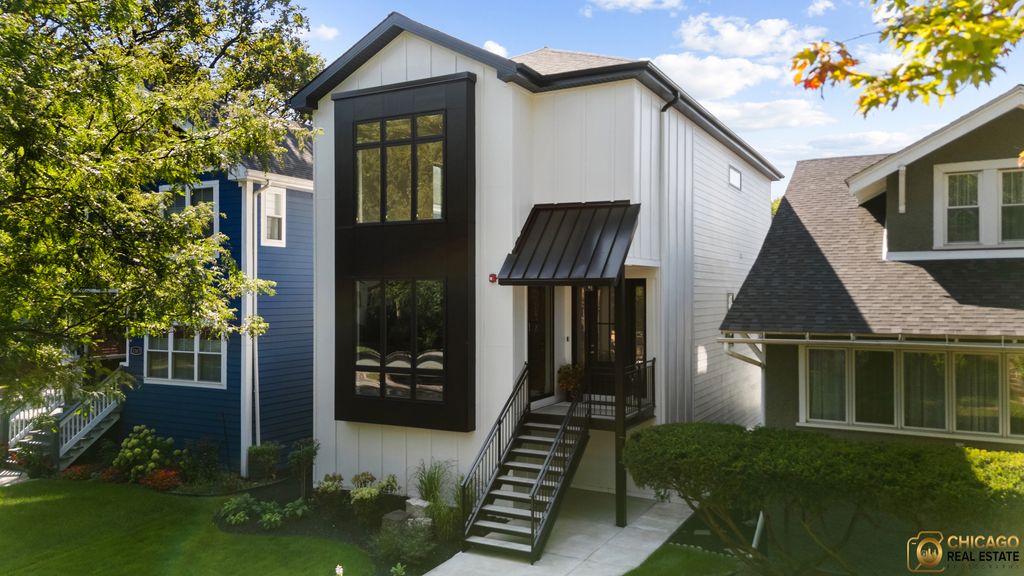 Photo for 1143 Clinton Avenue, Oak Park, IL 60304 (MLS # 12507801)