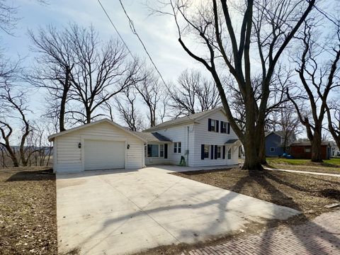 Photo of 1704 Main Street, Peru, IL 61354 (MLS # 12602748)