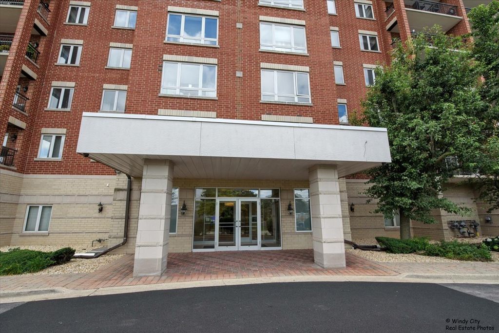 Photo for 5555 N Cumberland Avenue #410, Chicago, IL 60656 (MLS # 12428404)