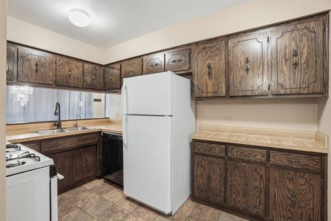 Tiny photo for 13615 Royal Court #309, Crestwood, IL 60418 (MLS # 12622286)