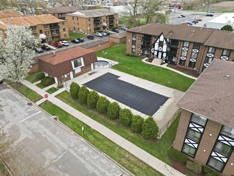 Tiny photo for 13615 Royal Court #309, Crestwood, IL 60418 (MLS # 12622286)