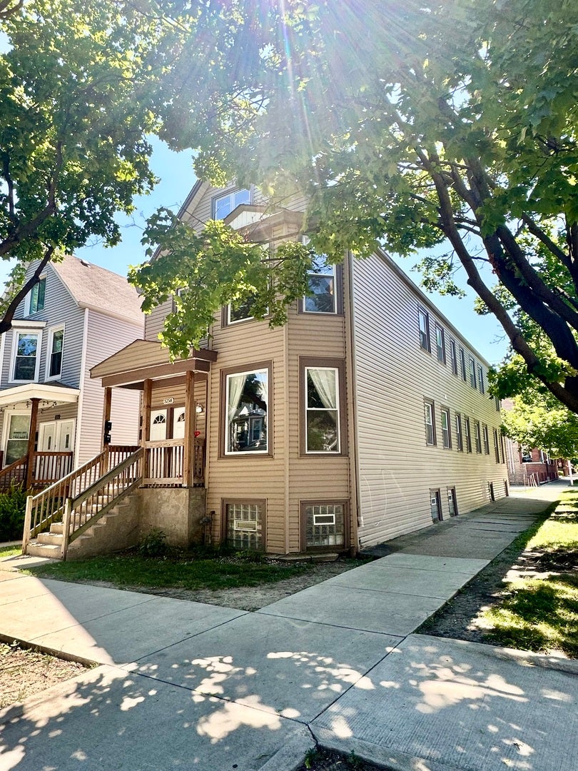 3258 N Ridgeway Avenue