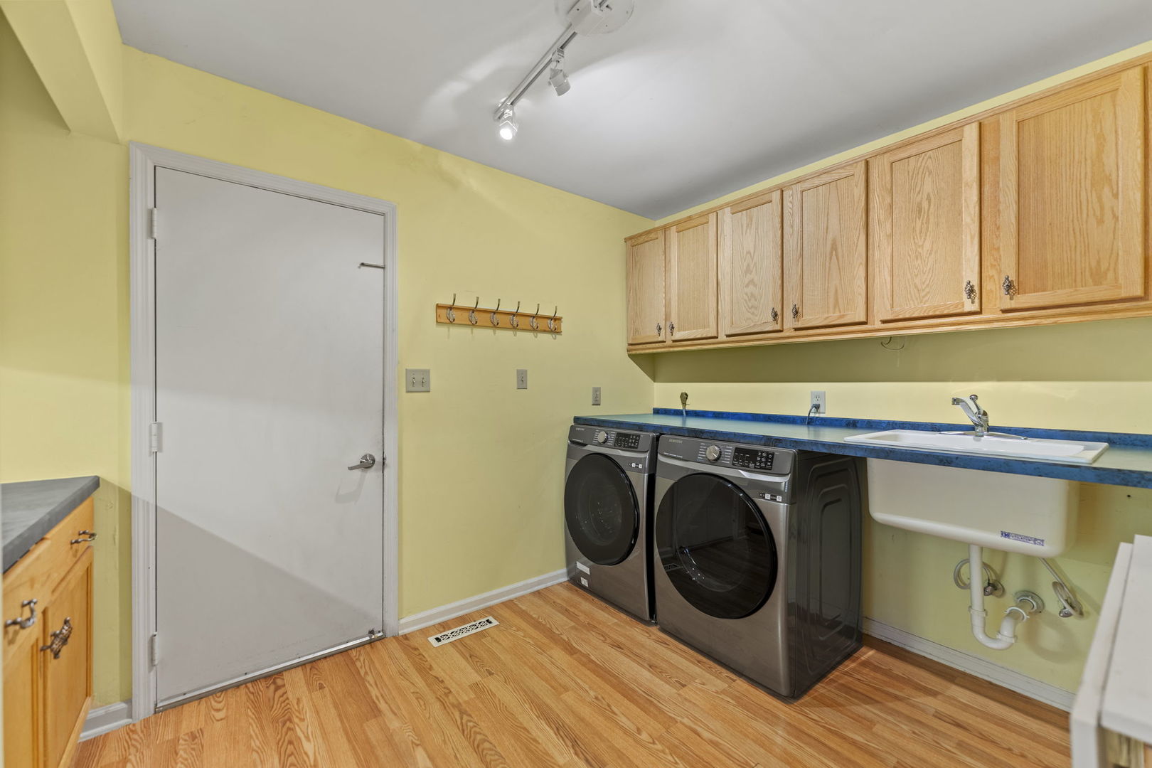 Crystal Lake, Illinois 60014, United States, 3 Bedrooms Bedrooms, ,3 BathroomsBathrooms,Residential,Active,236928