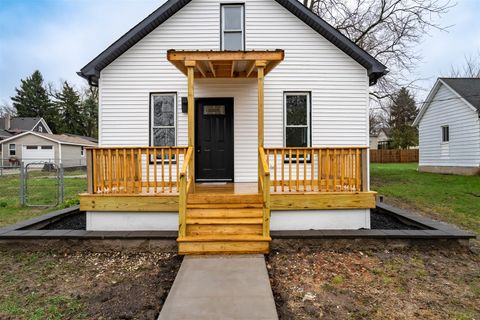 Tiny photo for 1022 W Taylor Street, Bloomington, IL 61701 (MLS # 12607706)