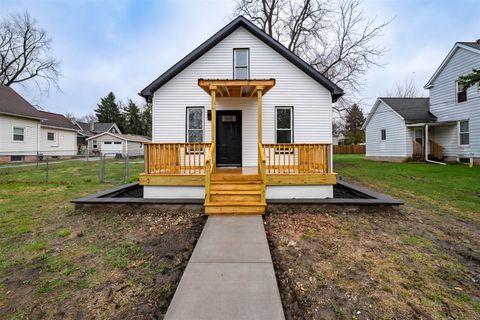 Photo of 1022 W Taylor Street, Bloomington, IL 61701 (MLS # 12607706)