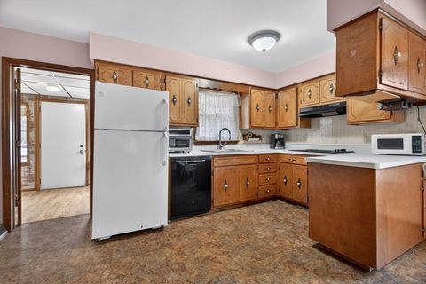 Tiny photo for 806 16th Street, Mendota, IL 61342 (MLS # 12585385)