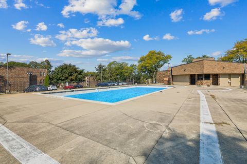 Tiny photo for 2100 Country Club Drive, Woodridge, IL 60517 (MLS # 12489682)