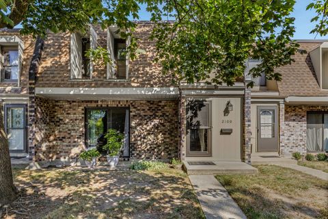 Photo of 2100 Country Club Drive, Woodridge, IL 60517 (MLS # 12489682)