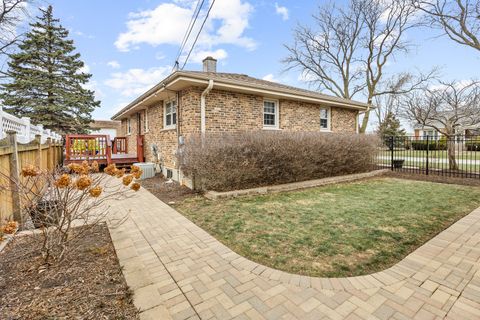 Tiny photo for 132 E Gladys Avenue, Elmhurst, IL 60126 (MLS # 12565651)