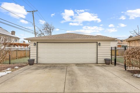 Tiny photo for 132 E Gladys Avenue, Elmhurst, IL 60126 (MLS # 12565651)