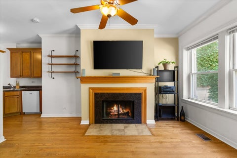 Tiny photo for 867 W Cornelia Avenue #1, Chicago, IL 60657 (MLS # 12686217)