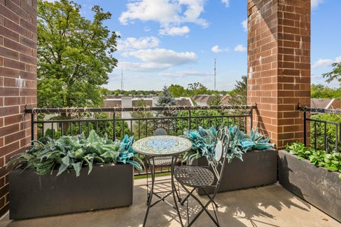 Tiny photo for 1479 N MILWAUKEE Avenue #307, Libertyville, IL 60048 (MLS # 12729557)