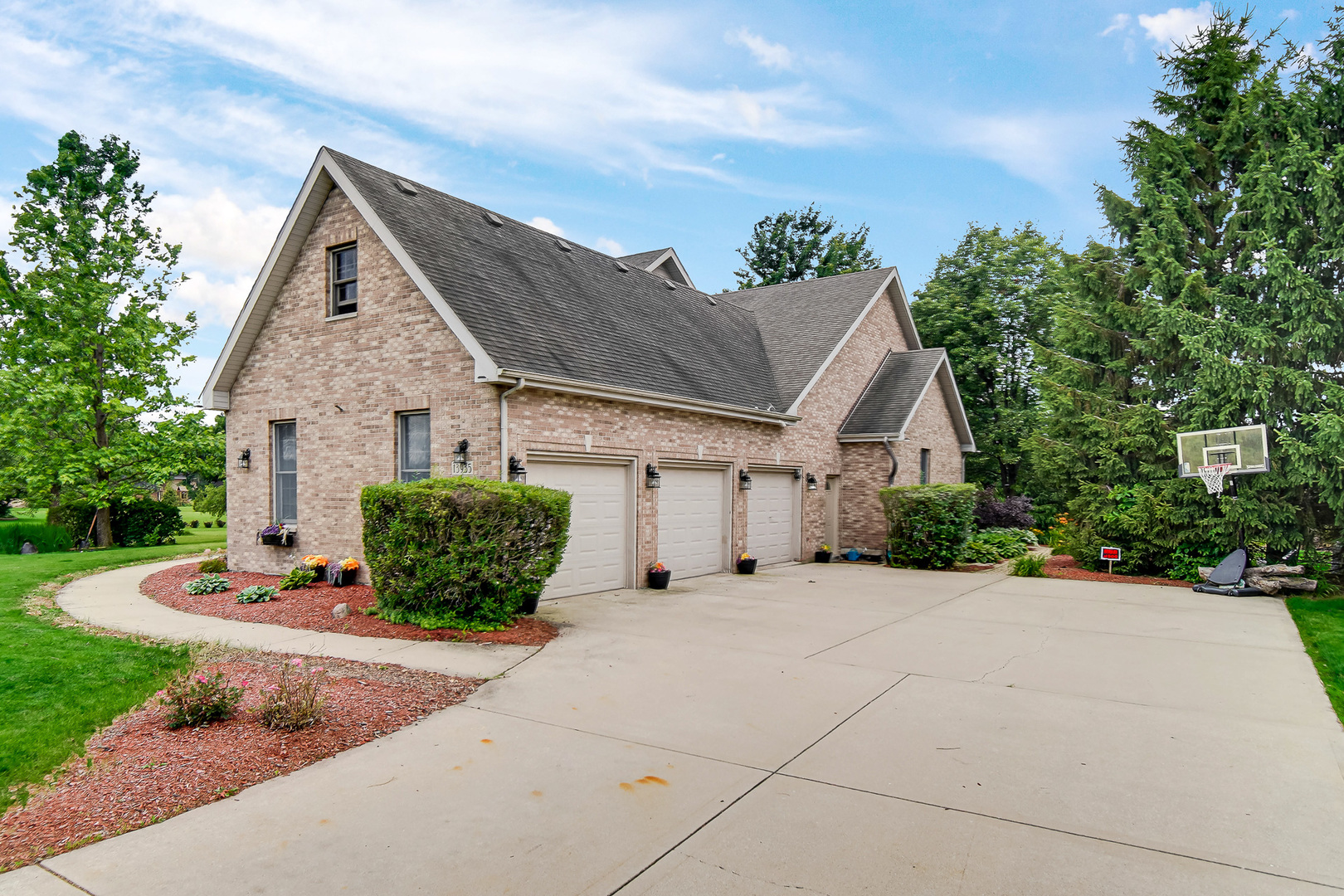 13935 Elizabeth Lane