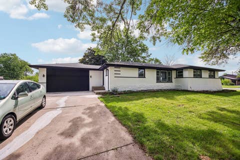 Photo of 15725 New England Avenue, Tinley Park, IL 60477 (MLS # 12720185)