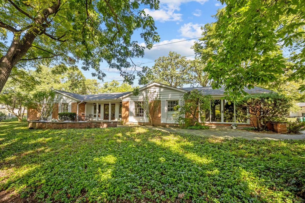 Photo for 236 Bristol Street, Northfield, IL 60093 (MLS # 12500747)