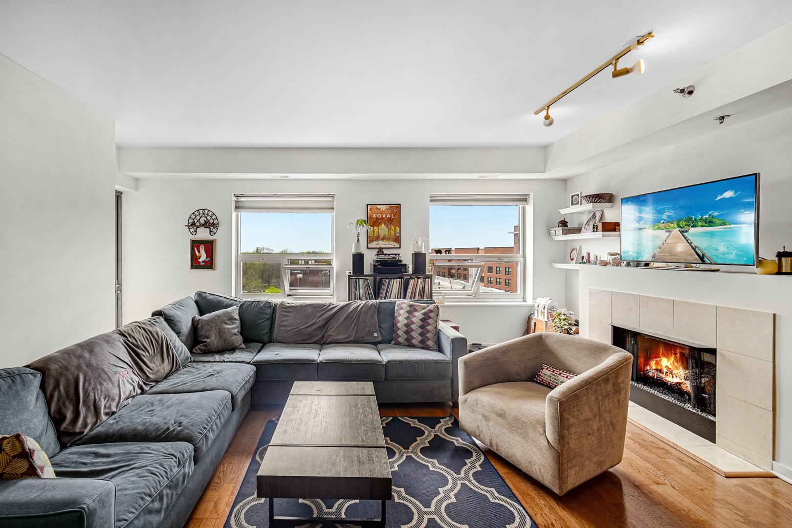 4350 N Broadway Street 810