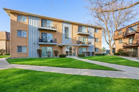 Tiny photo for 4819 W 109th Street #3-103, Oak Lawn, IL 60453 (MLS # 12572237)