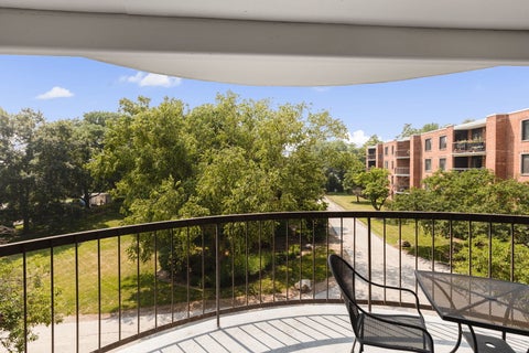 Tiny photo for 1605 E Central Road #304A, Arlington Heights, IL 60005 (MLS # 12709442)