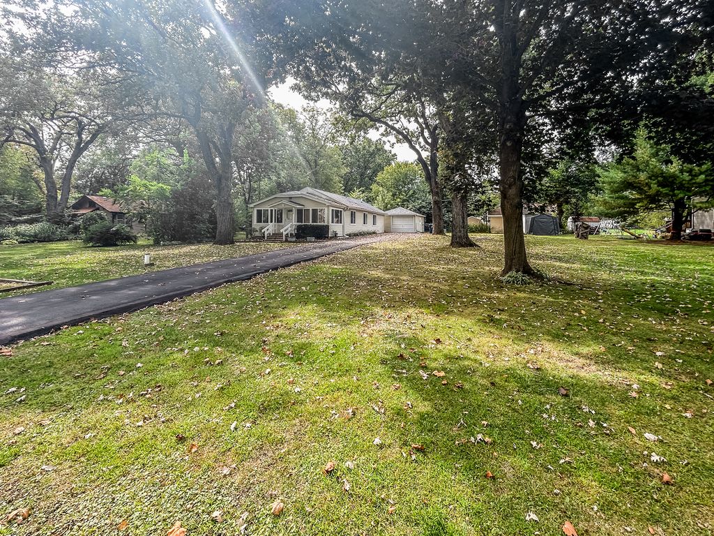 Photo for 27692 N OAK Street, Island Lake, IL 60042 (MLS # 12472434)