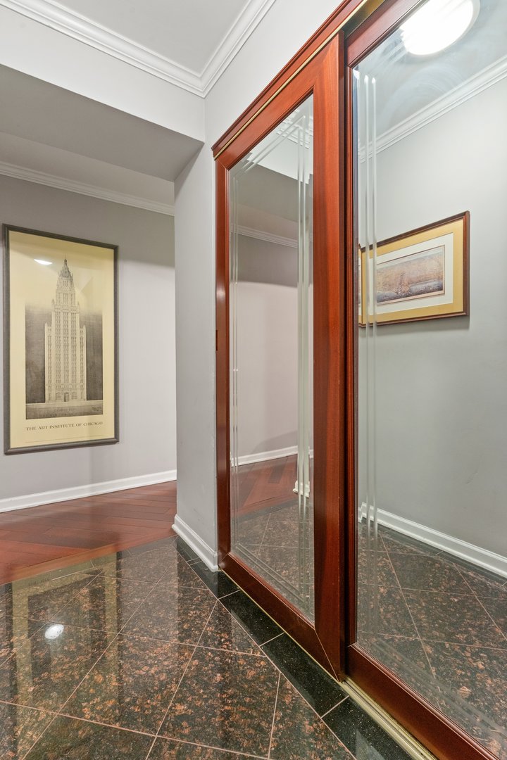 6118 N Sheridan Road 204