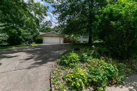 Tiny photo for 4 Vale Court, Moline, IL 61265 (MLS # 12708299)