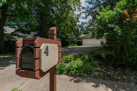 Photo of 4 Vale Court, Moline, IL 61265 (MLS # 12708299)
