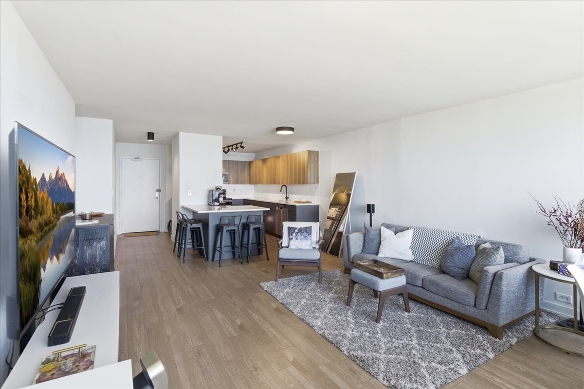 1850 N Clark Street 2805