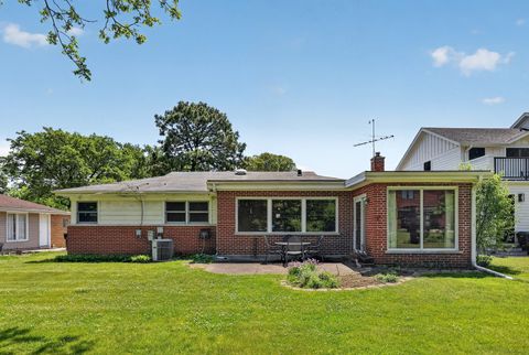 Tiny photo for 1400 London Lane, Glenview, IL 60025 (MLS # 12661719)