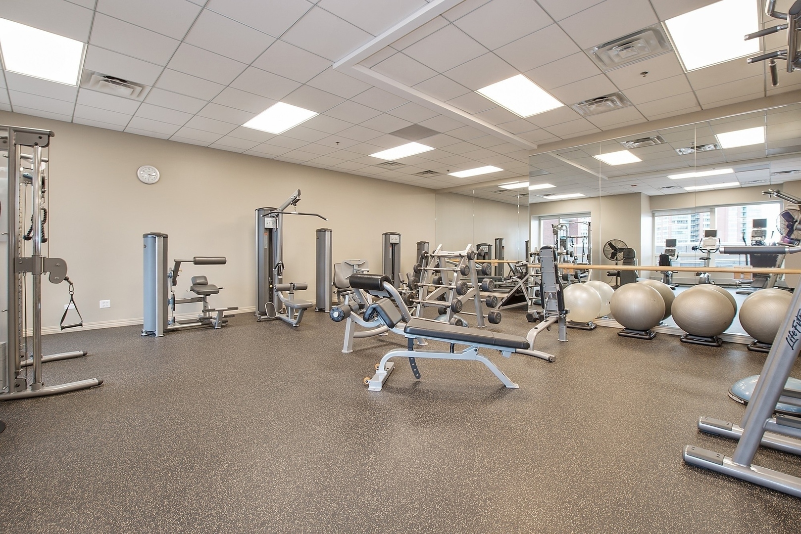 Chicago, Illinois 60611, United States, 1 Bedroom Bedrooms, ,1 BathroomBathrooms,Residential,Active,231538